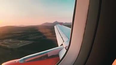 实拍飞机起飞机翼窗外视频的预览图